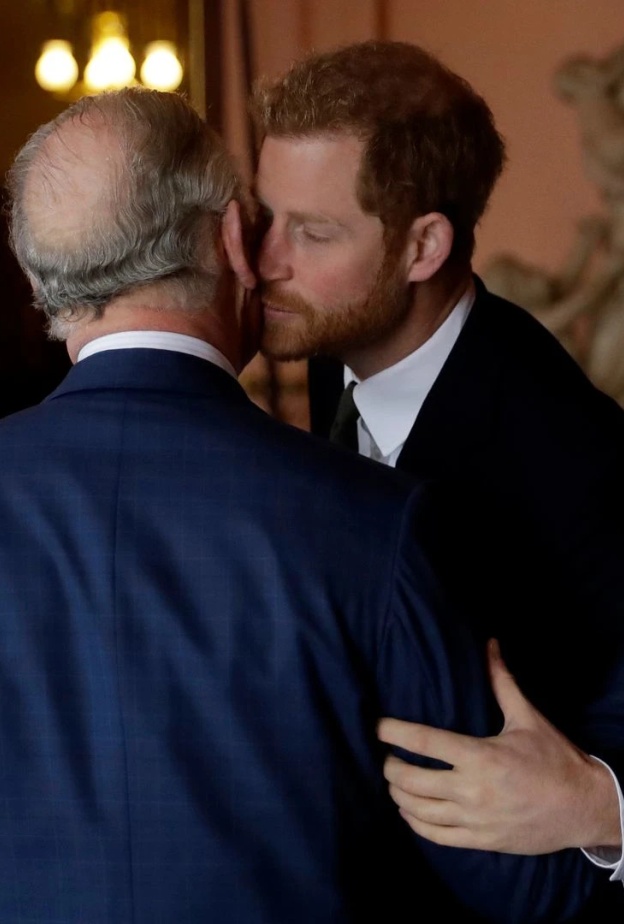 كيف اكتشف الأمير هاري تشخيص إصابة والده بالسرطان.. وصل إلى مطار لندن اليوم