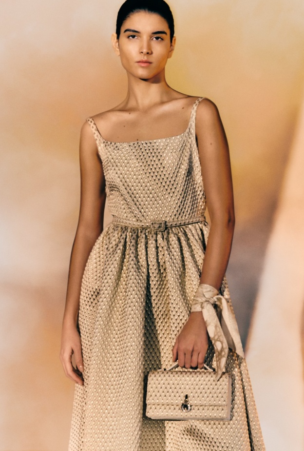 Dior تقدّم مجموعة الكبسولة "ديور أور" التي تُعيد "ماريا غراتسيا كيوري" ابتكارها كلّ موسم