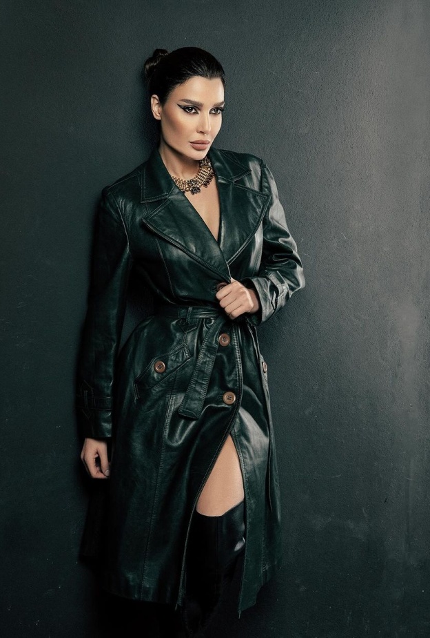 اطلالات النجمات بأزياء الجلد موضة شتاء 2024