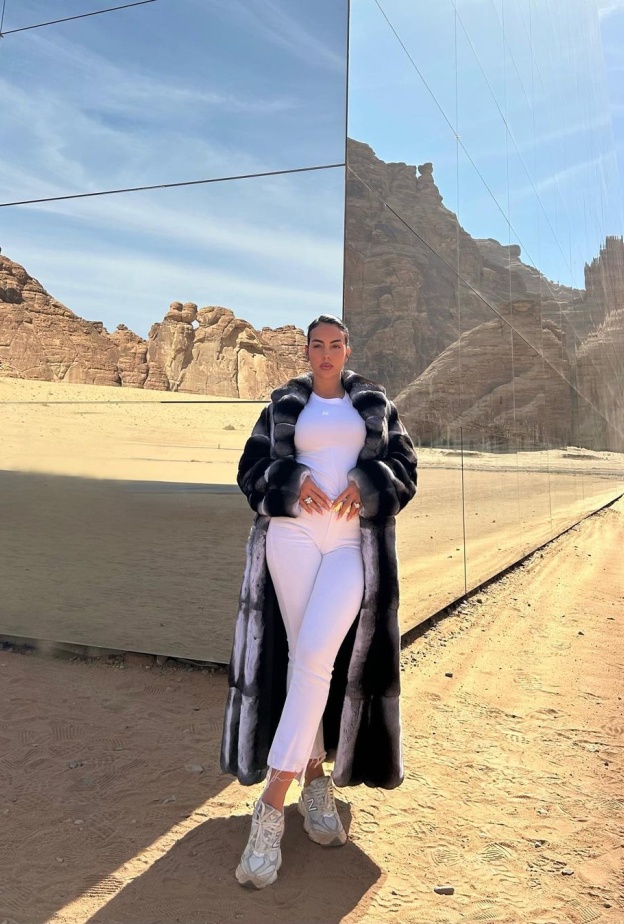 كيف تنسقين إطلالتك في رحلات السفر على طريقة النجمات؟