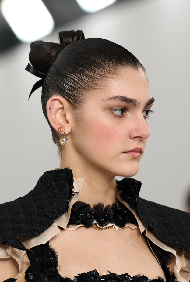 تسريحات الشعر المبللة صيحة مستمرة في ربيع 2024.. إختاري منها أجدد الموديلات والصيحات