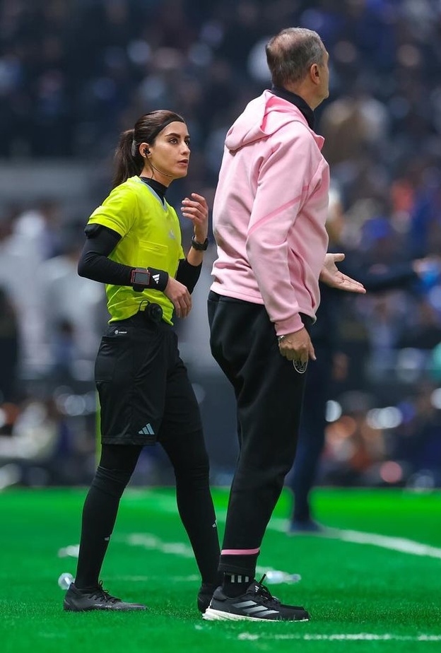 الحكمة السعودية هبة العويضي تلفت الأنظار في كأس موسم الرياض 