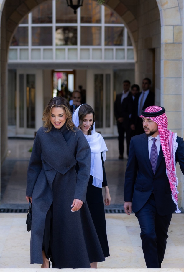 الفستان المعطف Coat Dress الداكن يرسم أناقة نساء العائلة الملكية الأردنية