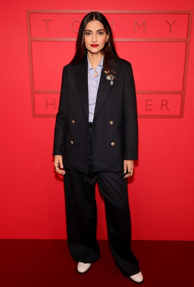 إطلالات النجمات العالميات في عروض نيويورك للموضة