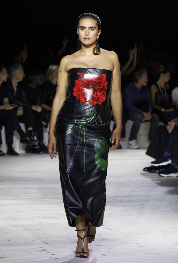 فستان مميز للممتلئات من Alexander McQueen