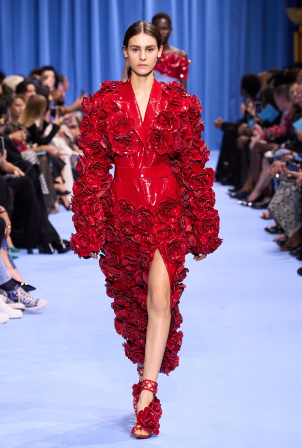 نسقي في إطلالة عيد الحب فستان أحمر أنيق يعكس جمالك