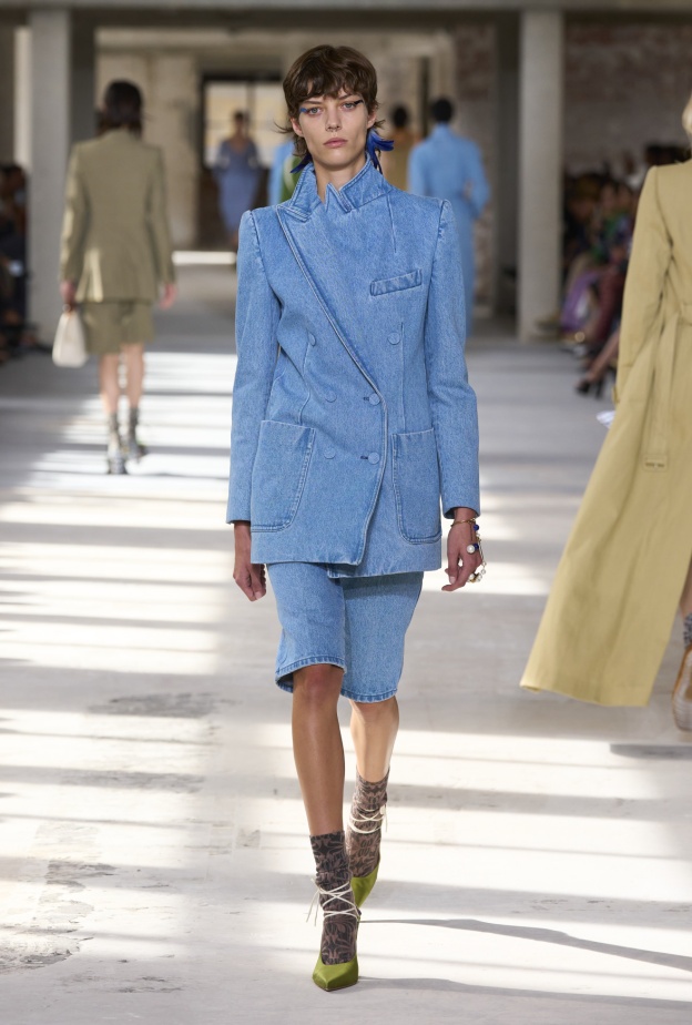 صيحة الدنيم تجمع بين السروال والجاكيت في إطلالة واحدة