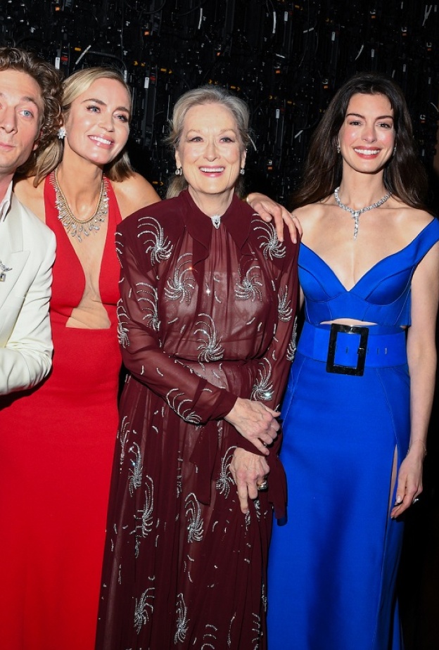 ميريل ستريب وآن هاثاوي وإميلي بلانت