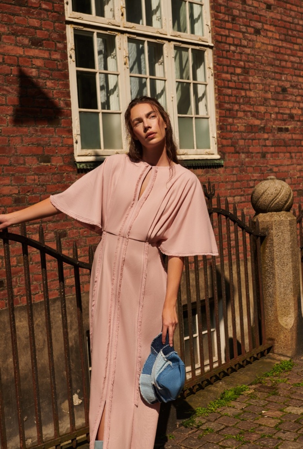 12 إطلالة مثالية ليوم الحبّ... تحمل توقيع علامات إماراتية 