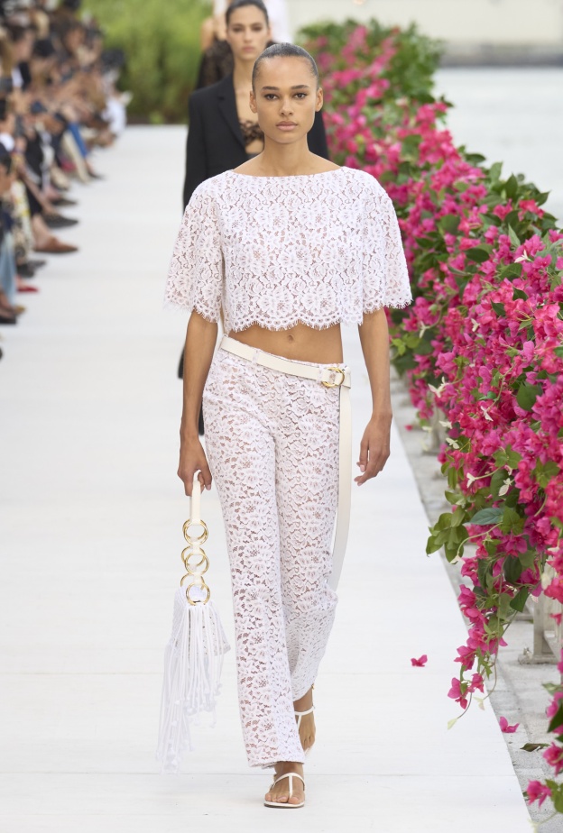 موضة بناطيل الدانتيل في ربيع 2024