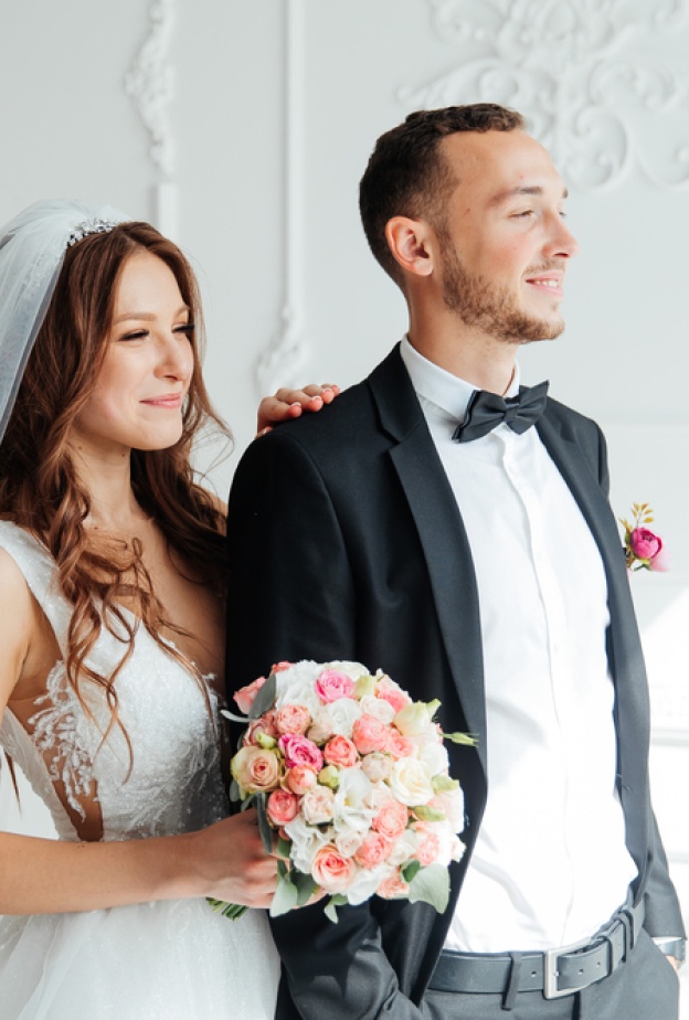 بين الرومانسية والمقالب المضحكة: ما رأيك بتقليد النظرة الأولى بين العروسين؟