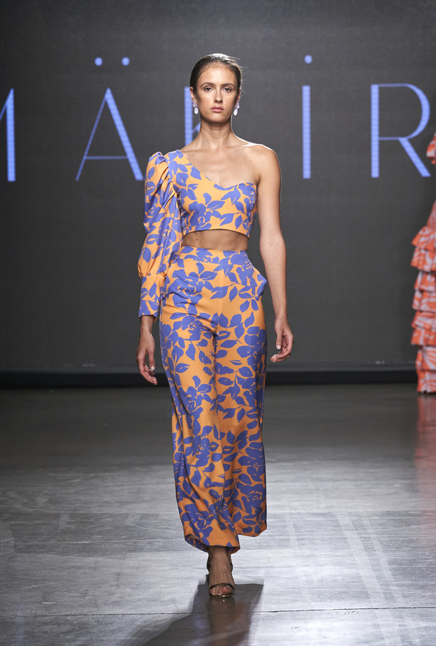 النقشات المطبعة بالورود على البناطيل عنوان أناقتك عام 2024