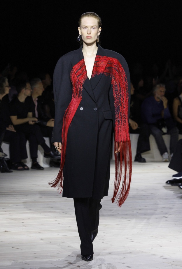 إطلالة من Alexander McQueen