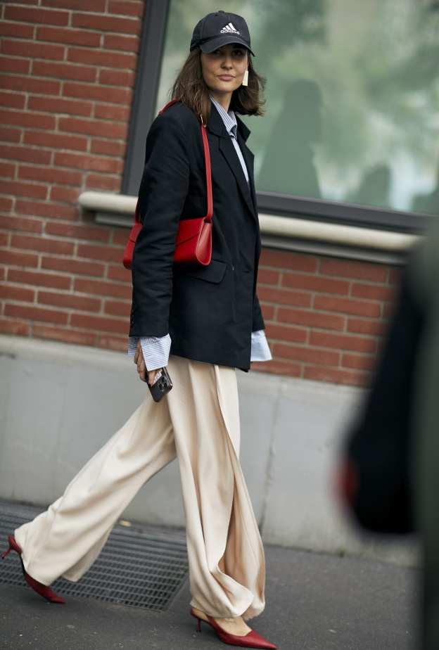 تنسيق أكسسوارات باللّون الأحمر بأسلوب Street style