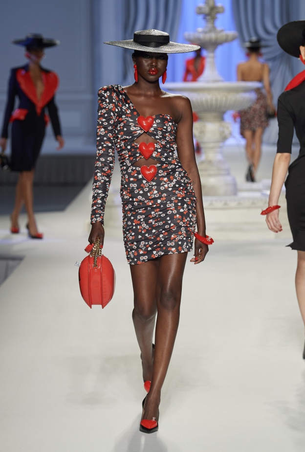 إطلالة من Moschino لربيع وصيف 2023