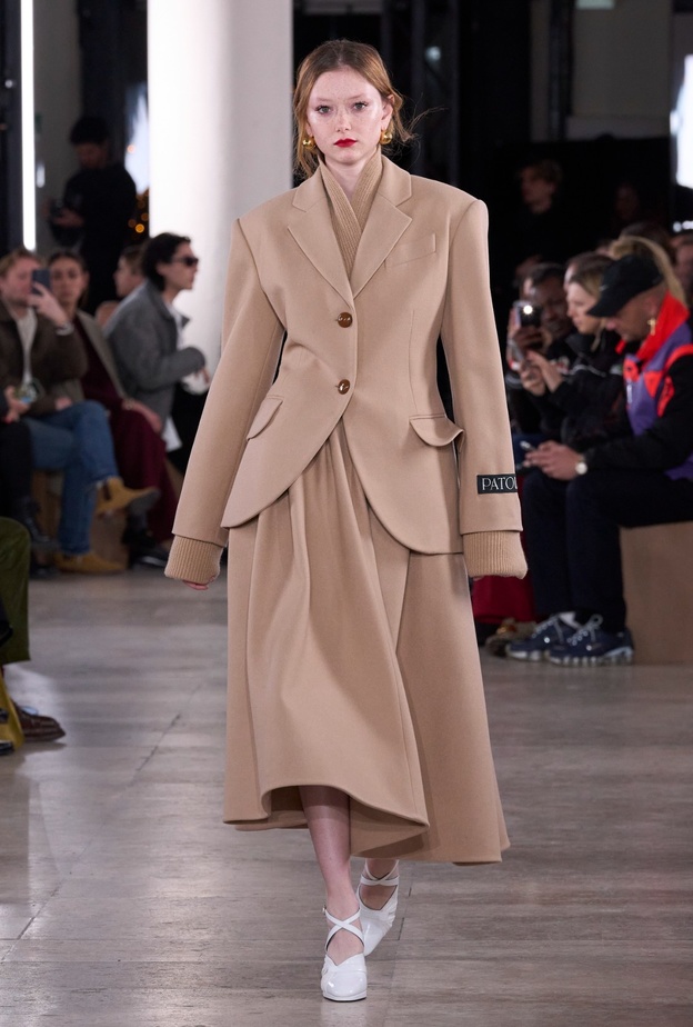 للمرأة العاملة خيارات مكتظة من الجماليات الأخاذة من الأزياء الراقية ومجموعات الملابس الجاهزة