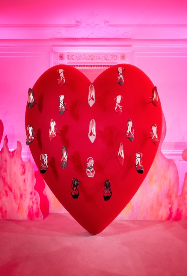 تألقي في يوم الحب بحذاء "I Love Vivier"