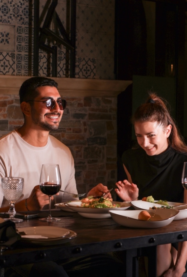 أجواء الحبّ تخيّم على مطعم "سِراج" في سوق البحّار