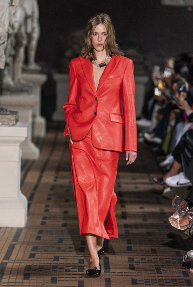 موضة الجاكيت الحمراء ليوم الحب 2024