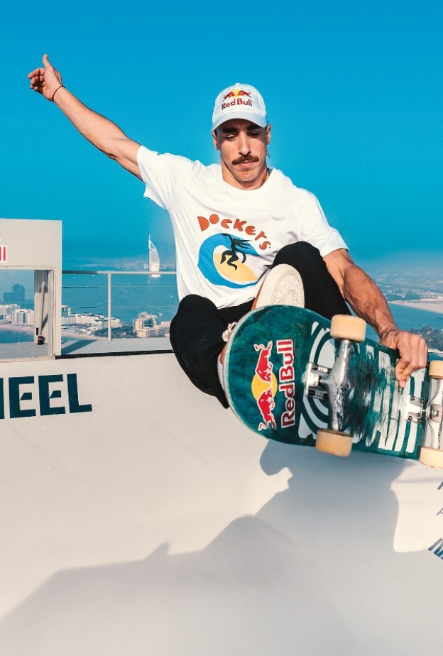 أمهر الرياضيين يستعرضون مهاراتهم في التزلّج على اللوح بأسلوب مذهل في دبي