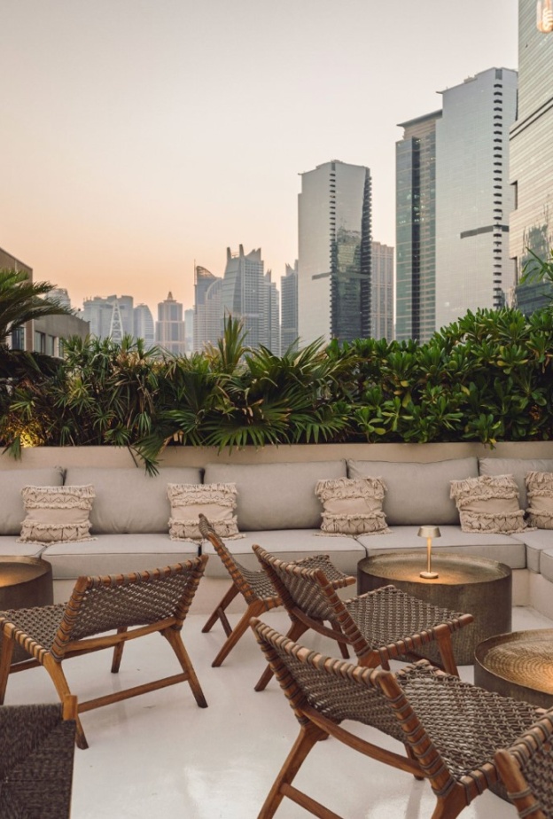 "كاناري كلوب" يُطلق عرض Acoustic Aperitivo: سهرة باكرة ومميّزة تشمل المحار والمشروبات الفوّارة وموسيقى الجاز في لاونج "تيكي" على السطح