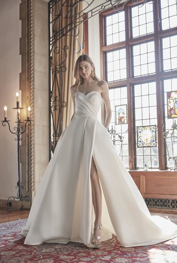 للعروس: تعرفي على شروط إختيار فستان الزفاف بالياقة على شكل قلب