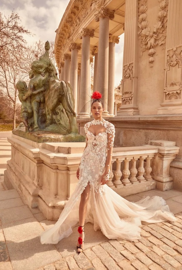 أقراط من الورود وقبعات كبيرة... أجمل أكسسوارات العروس لربيع  2024