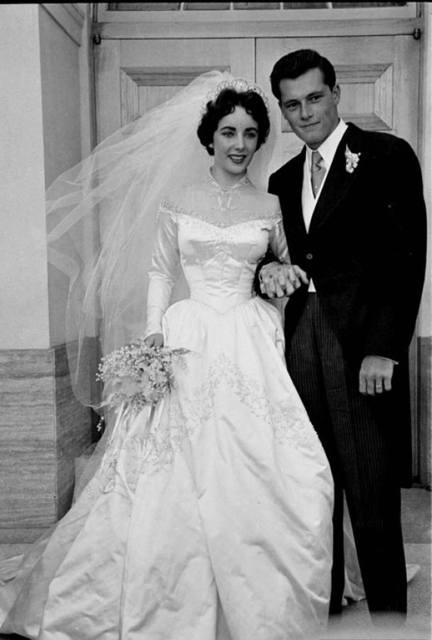 عرائس نجمات بصور الأبيض والأسود من الزمن الجميل كي تستوحي من إطلالاتهن