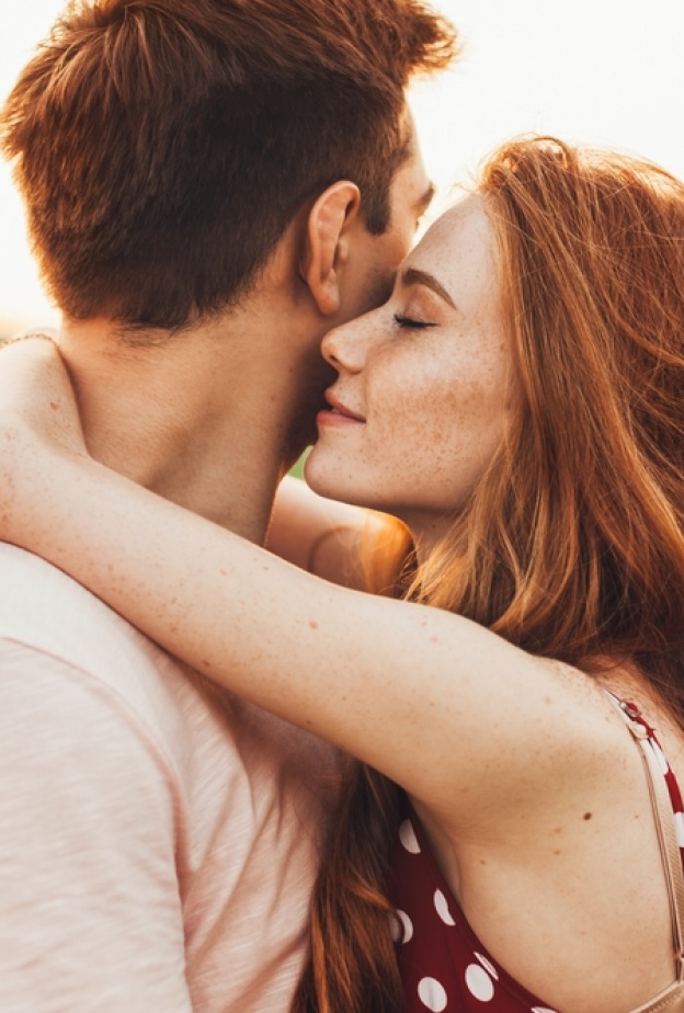 أفكار سهلة ورومانسية لمعايدة زوجك بعيد الحب