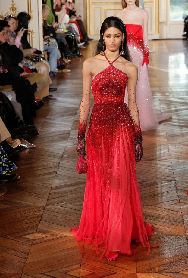 آخر صيحات الموضة... فساتين خطوبة باللون الأحمر بمناسبة عيد الحب