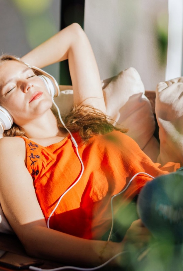 كيف يمكن أن يكون للاستماع إلى الموسيقى فوائد نفسية؟