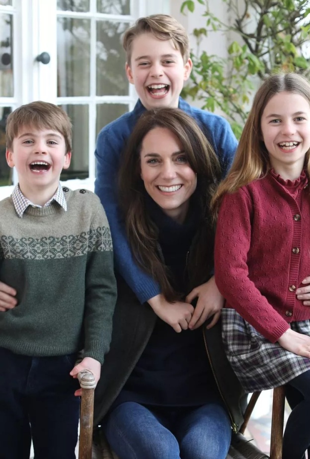 الأمير وليام ينشر صورة جديدة لكيت ميدلتون وأطفاله بمناسبة عيد الأم