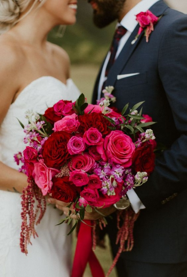 الوردي يغازل الأحمر لحفل زفاف ينبض بالحب والحياة والطاقة الإيجابية