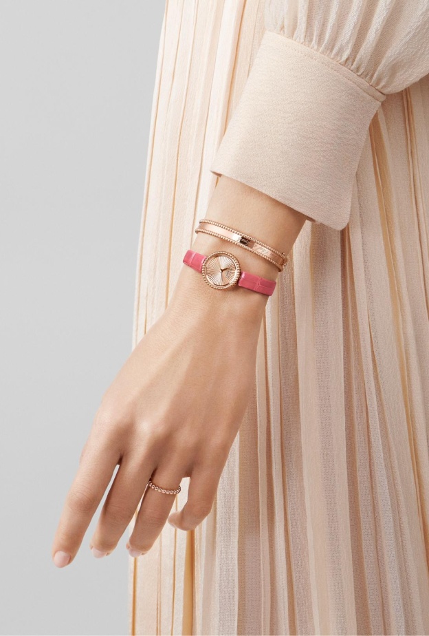 ساعات باللون الوردي لإطلالة يوم المرأة العالمي