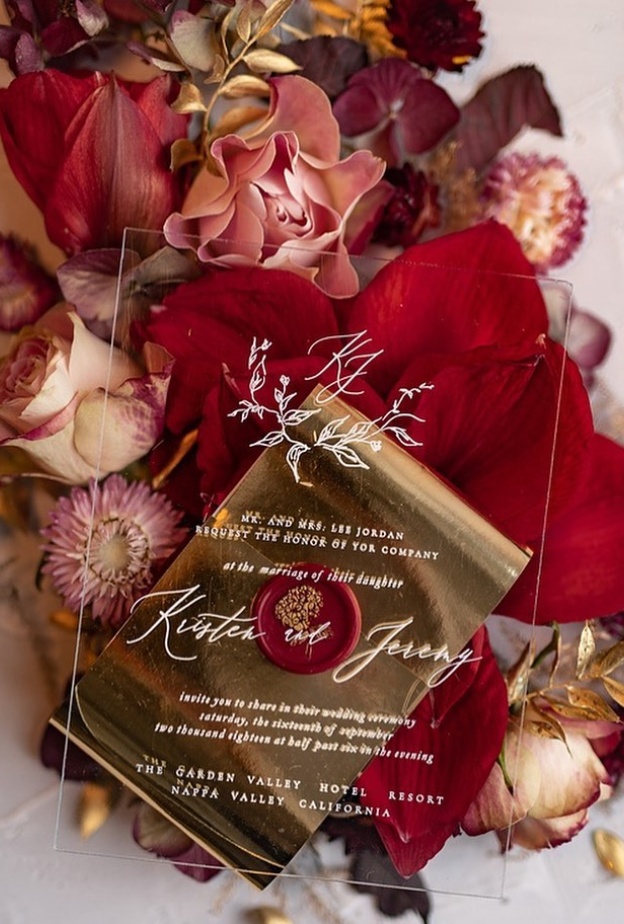 من الشوكولاته حتى المرايا...أفكار استثنائية لبطاقات الدعوة إلى الزفاف