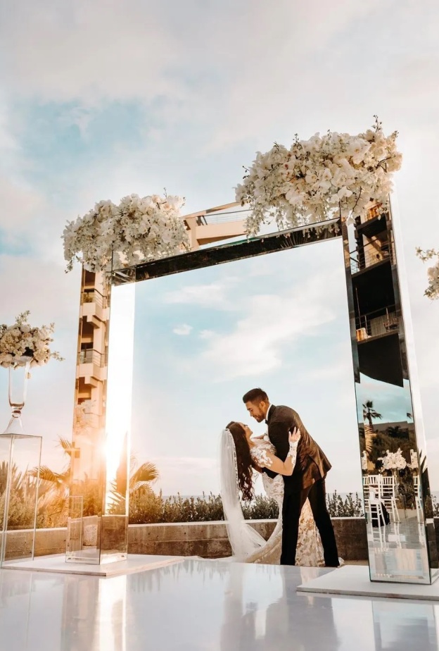 المرايا تزيد من مساحة زفافك ومن أكثر اللمسات العصرية في الأعراس الحديثة!