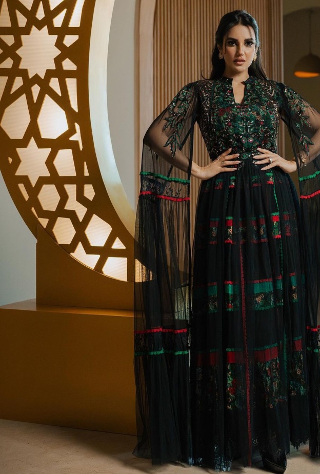 طريقة تنسيق تصاميم المجوهرات الفارهة مع الأزياء المستوحاة من أصالة الشرق