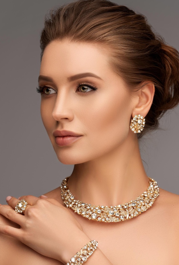 هل تختلف طريقة تنظيف مجوهراتك الماسية والذهبية؟