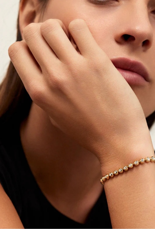 لماذا عليك ضم أساور التنس إلى مجموعة مجوهراتِك؟