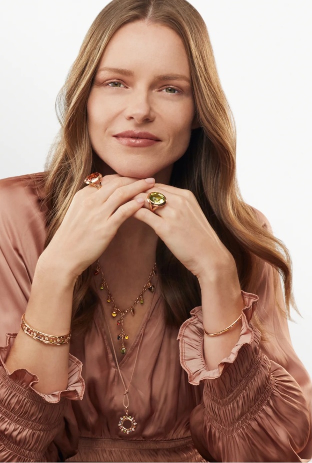 سوار مرصّع بالأحجار الكريمة الملوّنة من توقيع تمارا كومولي Tamara Comolli