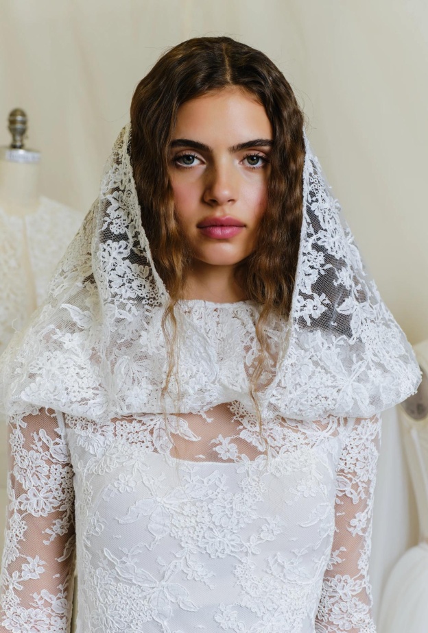 تصاميم كشفت الغموض وأخرى راقصت العروس... طرحات من أبرز المصممين لعروس العام