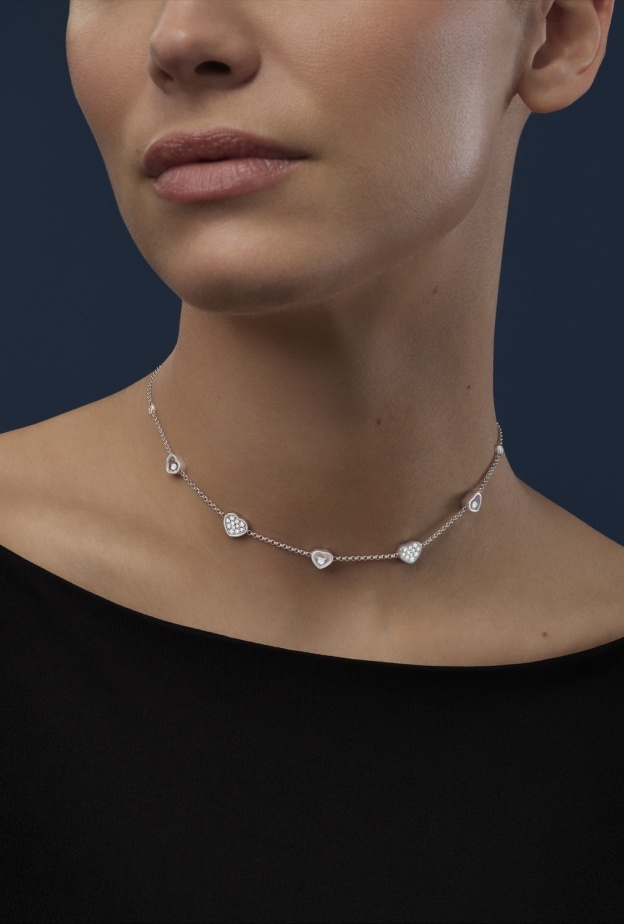 طوق My Happy Hearts من دار شوبارد: إصدار خاص بدولة الإمارات العربية المتحدة