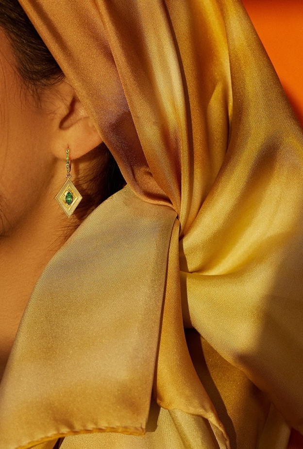 عبري عن الفخامة في شهر رمضان بمجوهرات زمرد عصرية