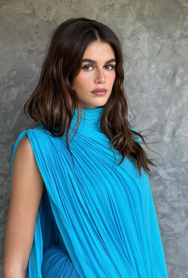 عزّزي جمالك الأنثوي بالمكياج البني على خطى كايا غربر