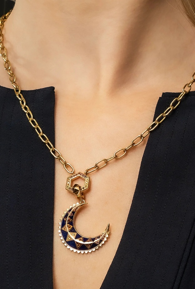 قلادة Moon  من هارويل جودفري Harwell Godfrey