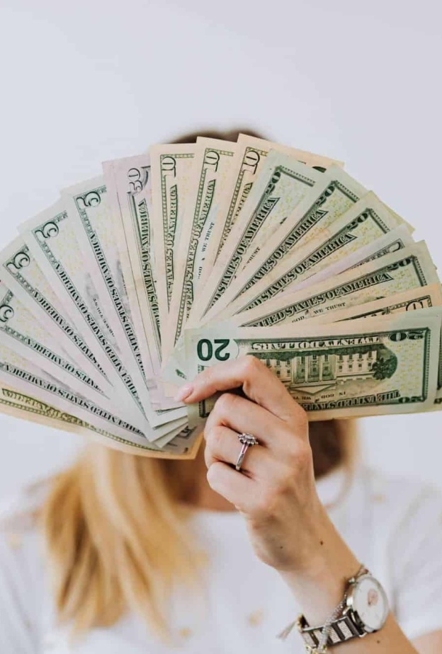ما الأسباب التي تجعل النساء أفضل في إدارة الأموال؟