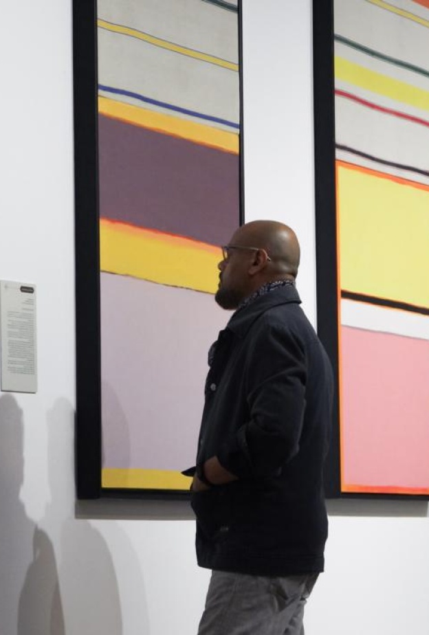 خاص "هي": الفنان عبدالعزيز عاشور ينقل تجربته العالمية إلى مساحة مسند في الدرعية