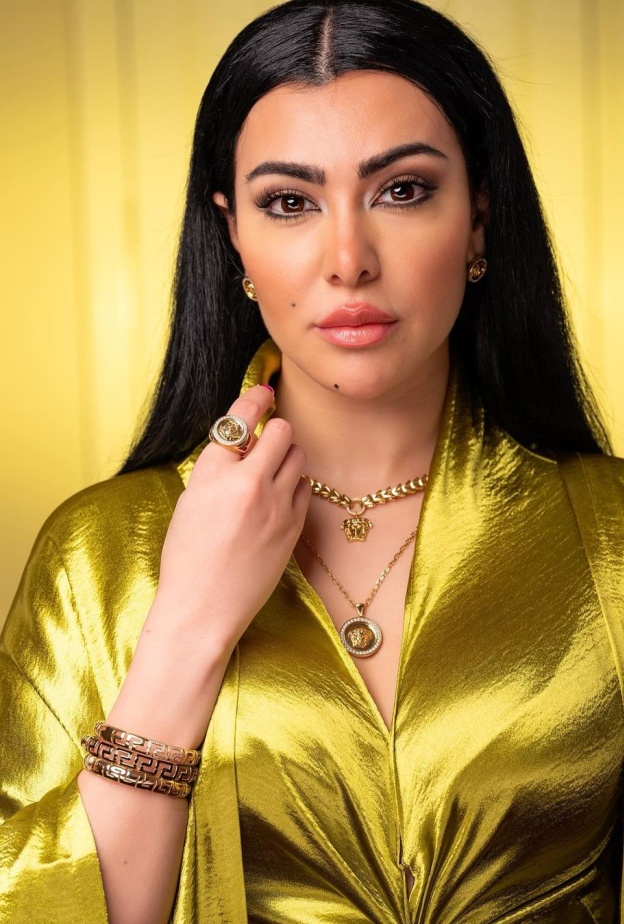 بعد تصدرها الترند ميرهان حسين: أنا شعري وعنيا زي كيم كارديشان