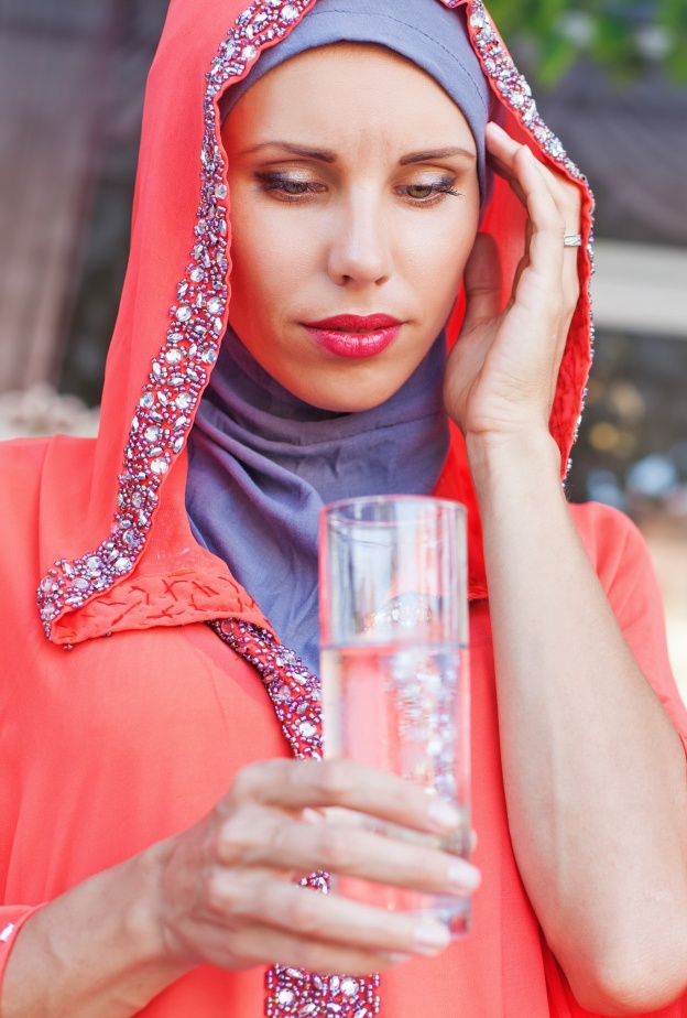 نقص السوائل في الجسم أحد أسباب الصداع في الأيام الأولى من رمضان