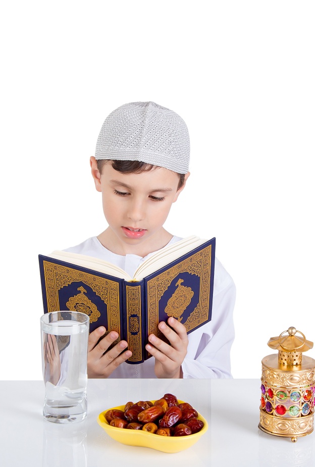 يجب الحرص على تعليم الأطفال كل شيء عن الصيام مع مراقبتهم لتحقيق سلامتهم